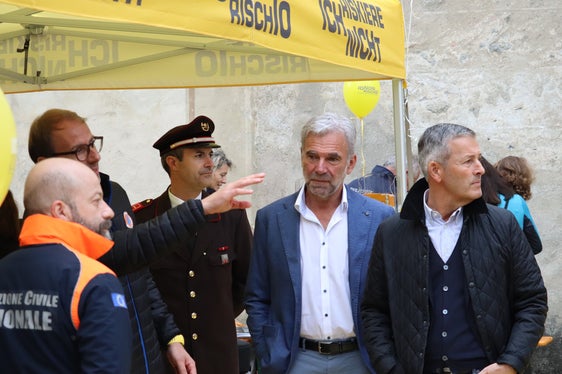 Brixen und seine beiden Flüsse: Bürgermeister Peter Brunner (ganz re.) mit (von re.) Landesrat Schuler, Feuerwehrkommandant Burchia, Bevölkerungsschutzgenturdirektor Unterweger, Amtsdirektor Giarola vom nationalen Zivilschutz (Foto: LPA/Maja CLara)