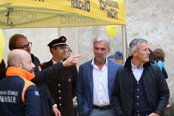 Brixen und seine beiden Flüsse: Bürgermeister Peter Brunner (ganz re.) mit (von re.) Landesrat Schuler, Feuerwehrkommandant Burchia, Bevölkerungsschutzgenturdirektor Unterweger, Amtsdirektor Giarola vom nationalen Zivilschutz (Foto: LPA/Maja CLara)