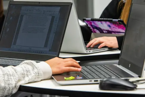 Die Landesregierung verlängerte den komplexen Sonderauftrag Digitalisierung in den Bereichen Personal und Arbeit bis zum 31. August 2028. Dadurch soll die digitale Modernisierung weiter umgesetzt werden. (Foto: LPA/Peter Daldos)