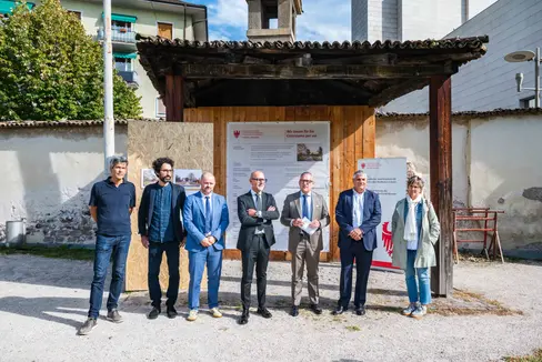 Da destra: la direttrice della Giardineria comunale di Bolzano, Ulrike Buratti, l'assessore comunale al Patrimonio, Giovani, Partecipazione e Tempi della Città Claudio Della Ratta, l'assessore provinciale alla Valorizzazione del patrimonio Christian Bianchi, il sindaco di Bolzano Claudio Corrarati, il direttore di Dipartimento Daniel Bedin e i progettisti Kurt Wiedenhofer e Marco Formenti. (Foto: USP/Greta Stuefer)