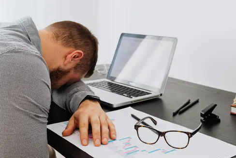 Lo stress sul posto di lavoro fa ammalare: anche i rischi psicologici devono essere inclusi nella sicurezza sul lavoro. (Foto: www.pexels.com/La foto può essere utilizzata solo in relazione a questo comunicato stampa).