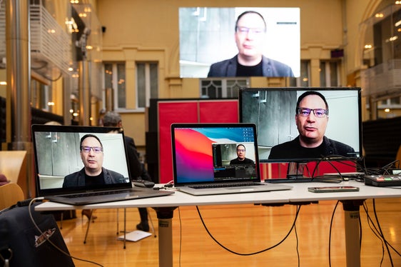 Der Leiter des Kompetenzzentrums für Regionalgeschichte der Freien Universität Bozen, Oswald Überegger, stellte die Initiativen des Zentrums vor. (Foto: LPA/Barbara Franzelin)