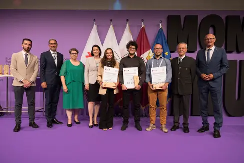 Chiche à venciù pra l Pest Euregio Tuadëures Jëuni/es, cun i diploms, da man ciancia a man drëta: Nadja Gruber 3. plazamënt, Ariele Zanfei 1. post, Roberto Andreotti 2. post. Deberieda cun, da man ciancia a man drëta: l assessëur provinziel trentin Simone Marchiori, l presidënt dl'Euregio y dla Provinzia de Bulsan Arno Kompatscher, Ulrike Tappeiner presidënta dla iuria y presidënta dla Università Liedia de Bulsan, Barbara Thaler presidënta dla Camera de Cumerz dl Tirol, Michl Ebner presidënt dla Camera de Cumerz de Bulsan y l presidënt dl Tirol Anton Mattle (Foto: Land Tirol/Sedlak)