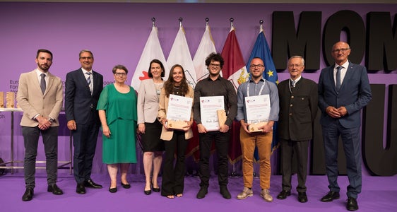 I vincitori e le vincitrici del Premio giovani ricercatori Euregio (con i diplomi da sinistra a destra) Nadja Gruber (3° posto), Ariele Zanfei (1° posto), Roberto Andreotti (2° posto) insieme a (da sinistra a destra) l'assessore provinciale trentino Simone Marchiori, il presidente dell'Euregio e della Provincia di Bolzano Arno Kompatscher, Ulrike Tappeiner (presidente della giuria, presidente della Libera Università di Bolzano), Barbara Thaler (presidente della Camera di commercio del Tirolo), Michl Ebner (presidente della Camera di commercio di Bolzano) e il presidente del Tirolo Anton Mattle (Foto: Land Tirol/Sedlak)