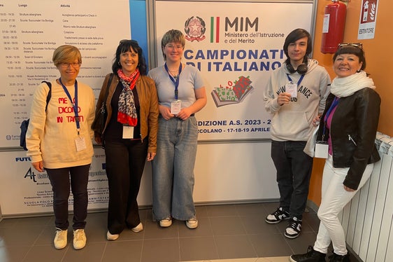 Ai Campionati di italiano 2024 a Ercolano (da sinistra): Francesca Amodio (insegnante), Cristina Corbetta (insegnante), Silvia Reinalter (categoria senior), Elias Rossetti (categoria junior) e Daniela Lanzerotti (insegnante). (Foto: ASP/Cristina Corbetta)