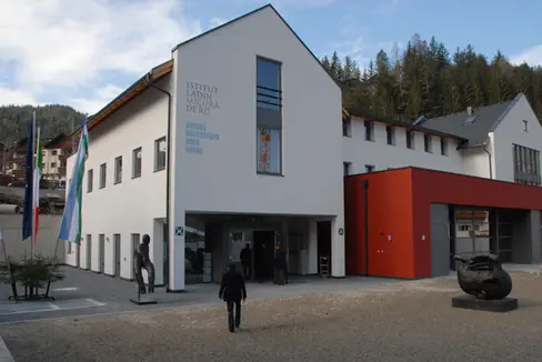 Das Ladinische Kulturinstitut Micurá de Rü mit Sitz in St. Martin in Thurn im Gadertal und einem Sitz in Wolkenstein organisiert und fördert Initiativen zur Bewahrung und Förderung der ladinischen Sprache und Kultur. (Foto: LPA)
