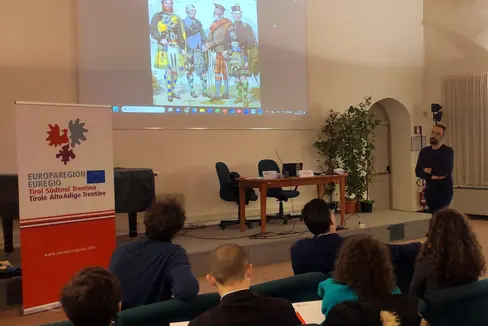 La lezione dello storico e scrittore Francesco Filippi ai giovani dell'Accademia dell'Euregio, riuniti per la terza e ultima sessione ad Arco (Foto: Fondazione Trentina Alcide De Gasperi)
