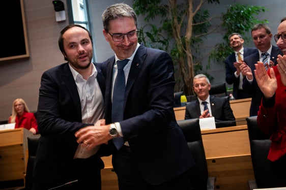 Kompatscher zeigte sich nach der Wiederwahl erfreut über das ihm erneut ausgesprochene Vertrauen und bedankte sich für die Unterstützung der Mehrheit. (Foto: LPA/Ivo Corrà)