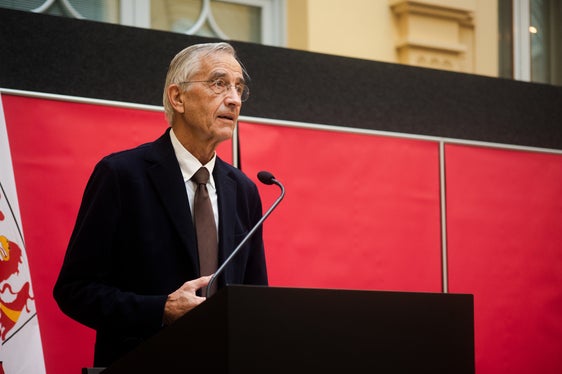 Die Tagung zeige, wie wichtig der Wissenstransfer und die Wechselwirkung mit Gesellschaft und Politik sei, unterstrich Tilmann Märk, Rektor der Universität Innsbruck. (Foto: LPA/Claudia Corrent)