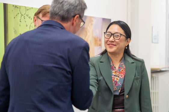Il benvenuto del presidente della Provincia Arno Kompatscher alla ministra degli Esteri del governo tibetano in esilio, Kalon Norzin Dolma. (Foto: ASP/Fabio Brucculeri)