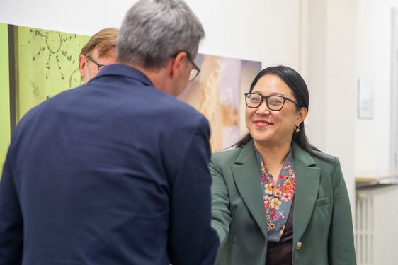 Il benvenuto del presidente della Provincia Arno Kompatscher alla ministra degli Esteri del governo tibetano in esilio, Kalon Norzin Dolma. (Foto: ASP/Fabio Brucculeri)
