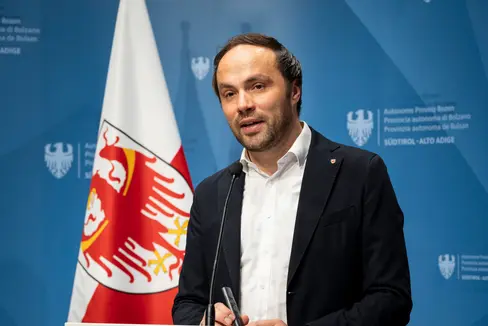 Landesrat Philipp Achammer lädt am 27. Juli zur #halbzeit-Pressekonferenz. (Foto: LPA/Fabio Brucculeri)