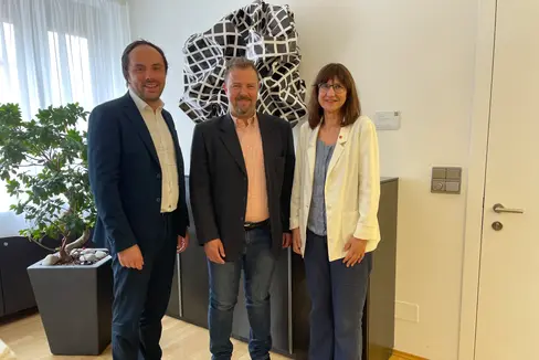 L'assessore Achammer (a sinistra), il presidente di IPL Andreas Dorigoni e la vicepresidente Cristina Masera hanno discusso delle condizioni dei lavoratori e della necessità di rafforzare la formazione di manodopera qualificata. (Foto: ASP/Edith Benischek)