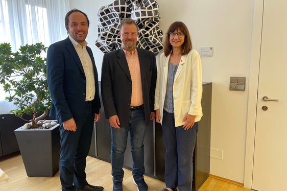 L'assessore Achammer (a sinistra), il presidente di IPL Andreas Dorigoni e la vicepresidente Cristina Masera hanno discusso delle condizioni dei lavoratori e della necessità di rafforzare la formazione di manodopera qualificata. (Foto: ASP/Edith Benischek)