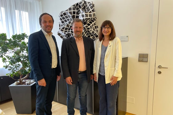 L'assessore Achammer (a sinistra), il presidente di IPL Andreas Dorigoni e la vicepresidente Cristina Masera hanno discusso delle condizioni dei lavoratori e della necessità di rafforzare la formazione di manodopera qualificata. (Foto: ASP/Edith Benischek)