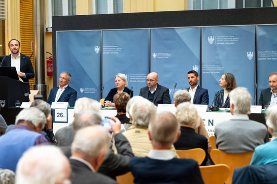 Wir brauchen das Chronistenwesen mehr denn je!, hielt Landesrat Philipp Achammer beim Tag der Chronistinnen und Chronisten fest. Im Bild v.l. Landesrat Achammer, Landeschronist Wolfgang Thöni, Landeskonservatorin Karin Dalla Torre, Landesarchiv-Direktor Gustav Pfeifer, die Vizepräsidentin des Südtiroler Bildungszentrums Claudia von Lutterotti und der Landeschronist von Nord- und Osttirol David Abendstein. (Foto: LPA/Fabio Brucculeri)