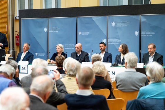 Wir brauchen das Chronistenwesen mehr denn je!, hielt Landesrat Philipp Achammer beim Tag der Chronistinnen und Chronisten fest. Im Bild v.l. Landesrat Achammer, Landeschronist Wolfgang Thöni, Landeskonservatorin Karin Dalla Torre, Landesarchiv-Direktor Gustav Pfeifer, die Vizepräsidentin des Südtiroler Bildungszentrums Claudia von Lutterotti und der Landeschronist von Nord- und Osttirol David Abendstein. (Foto: LPA/Fabio Brucculeri)