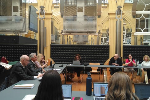 Land und Gewerkschaften verhandeln weiter über die Gehaltserhöhung im Bildungsbereich. Ziel bleibt ein spürbares Plus und eine Einigung bis Ende März, so Personalressortdirektor Günther Burger (vorne links) und die Vertreter der Landesagentur für die Gewerkschaftsbeziehungen Hermann Troger und Brunhild Pircher (Foto: LPA/Angelika Schrott)