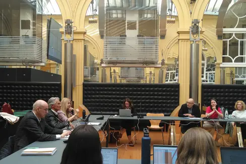 Land und Gewerkschaften verhandeln weiter über die Gehaltserhöhung im Bildungsbereich. Ziel bleibt ein spürbares Plus und eine Einigung bis Ende März, so Personalressortdirektor Günther Burger (vorne links) und die Vertreter der Landesagentur für die Gewerkschaftsbeziehungen Hermann Troger und Brunhild Pircher (Foto: LPA/Angelika Schrott)