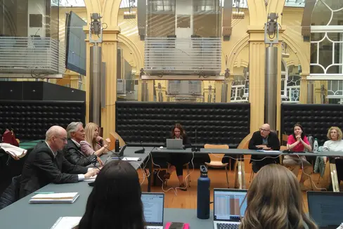 Land und Gewerkschaften verhandeln weiter über die Gehaltserhöhung im Bildungsbereich. Ziel bleibt ein spürbares Plus und eine Einigung bis Ende März, so Personalressortdirektor Günther Burger (vorne links) und die Vertreter der Landesagentur für die Gewerkschaftsbeziehungen Hermann Troger und Brunhild Pircher (Foto: LPA/Angelika Schrott)