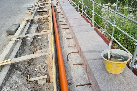 Durante i lavori è stata creata una zona riservata a pedoni e ciclisti, tra il ponte del teatro e la passerella Lutero. (Foto: ASP/Ufficio bacini montani Ovest).