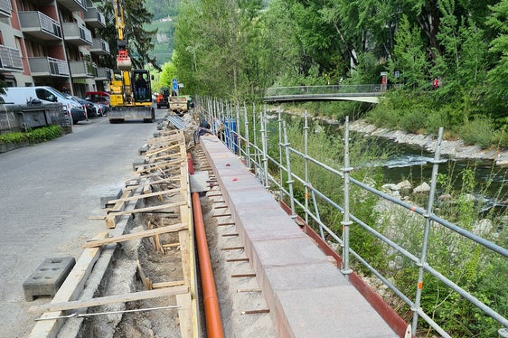 Durante i lavori è stata creata una zona riservata a pedoni e ciclisti, tra il ponte del teatro e la passerella Lutero. (Foto: ASP/Ufficio bacini montani Ovest).