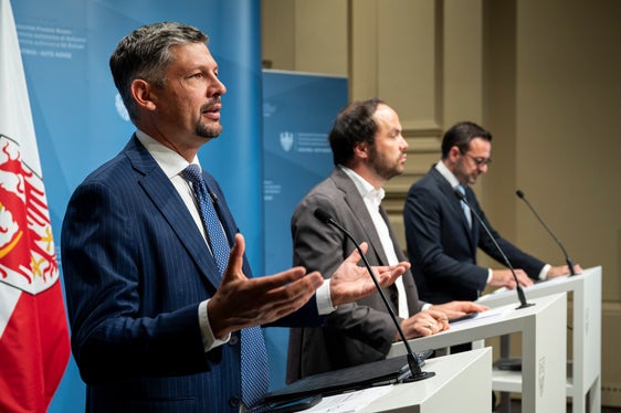 Die Bildungslandesräte (von links) Daniel Alfreider, Philipp Achammer und Marco Galateo kommentierten die Südtiroler Ergebnisse der OECD-PISA-Studie. (Foto: LPAFabio Brucculeri)