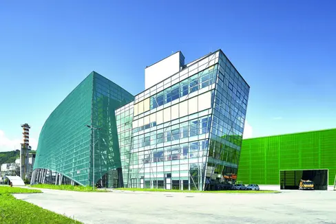 Müll verwerten, thermische Energie erzeugen und dabei Emissionen reduzieren – das macht nach den Fachleuten der Landesumweltagentur den Mehrwert der Bozner Müllverwertungsanlage aus. (Foto: Alvearia)