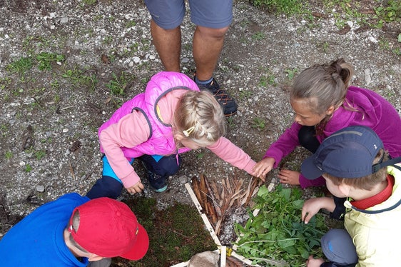 Kinder entdecken die Geheimnisse der Natur: Ab dem 5. Mai ist das wieder in und um die Naturparkhäuser Südtirols möglich. (Foto: LPA/Andrea Leitner)