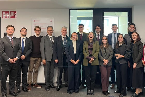 Die Landesrätin für Europa, Arbeit und Personal Magdalena Amhof hat mit den angehenden österreichischen Diplomatinnen und Diplomaten auch über die länderübergreifende Zusammenarbeit, die Herausforderungen des Arbeitsmarktes und die Rolle der Frauen gesprochen. (Foto: LPA/Ressort Europa, Arbeit und Personal)