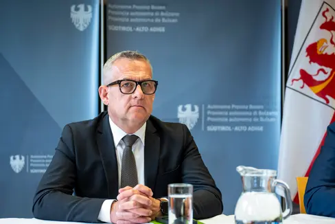 „All diese Maßnahmen bestätigen das Engagement zur Förderung der Entwicklung eines strategisch wichtigen Gebiets wie des Überetschs und Unterlands. Neben den genannten Projekten setzt das Ressort seine Arbeit fort, die in enger Absprache mit den Gemeinden erfolgt, betonte Landesrat Bianchi am 5. Mai in Auer. (Foto: LPA/Fabio Brucculeri)