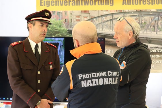 Il comandante dei Vigili del fuoco volontari di Bressanone, Robert Burchia, (a sinistra) e il direttore dell'Area funzionale Bacini montani dell'Agenzia per la Protezione civile, Fabio De Polo (a destra) a colloquio con il direttore Roberto Giarola della Protezione Civile Nazionale (Foto: ASP/Maja Clara)