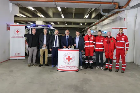 L'assessore Christian Bianchi (al centro), il direttore di Dipartimento Daniel Bedin (alla sua sinistra) e il presidente Manuel Pallua (alla sua desta) alla consegna dell'immobile di proprietà della Provincia al comitato provinciale della Croce Rossa Italiana. (Foto: USP/Dipartimento Opere pubbliche, valorizzazione del patrimonio, libro fondiario e catasto)