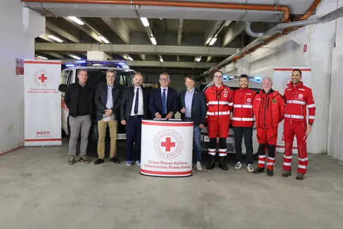 Landesrat Christian Bianchi (vorne in der Mitte), Ressortchef Daniel Bedin und der Präsident des Roten Kreuzes in Südtirol, Manuel Pallua, bei der Übergabe des Gebäudes. (Foto: LPA/Ressort für Hochbau, Valorisierung des Vermögens, Grundbuch und Kataster)