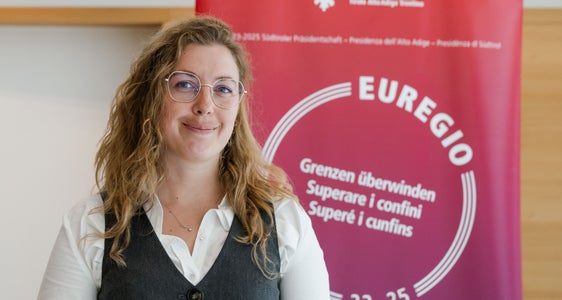 Premio Giovani Ricercatori Euregio 2025, il primo premio va ad Eva Casotti dell'Università di Innsbruck. (Foto: EFA/Philipp Huber)