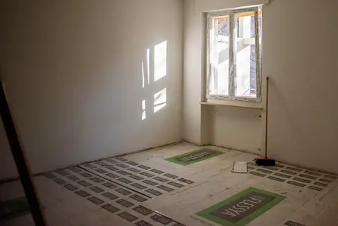 Für Bau, Kauf und Sanierung jener Immobilie, die zur Deckung des Grundwohnbedarfs herangezogen wird, gibt es in Südtirol mehrere interessante Förderschienen. Das begünstigte Darlehen kann nun auch von Nutznießern der Förderungen für Mittelstandswohnungen und den Bau sowie die Sanierung von landwirtschaftlichen Wohngebäuden genutzt werden. (Foto: LPA/Claudia Corrent)