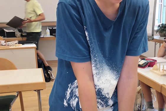 Handwerkliches Geschick bewies Schüler Jakob beim Workshop Puzzles und Spiele zum Tüfteln und Knobeln. (Foto: LPA/Pädagogische Abteilung der Deutschen Bildungsdirektion/Michele Cattani)