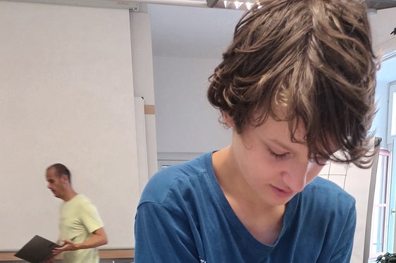 Handwerkliches Geschick bewies Schüler Jakob beim Workshop Puzzles und Spiele zum Tüfteln und Knobeln. (Foto: LPA/Pädagogische Abteilung der Deutschen Bildungsdirektion/Michele Cattani)