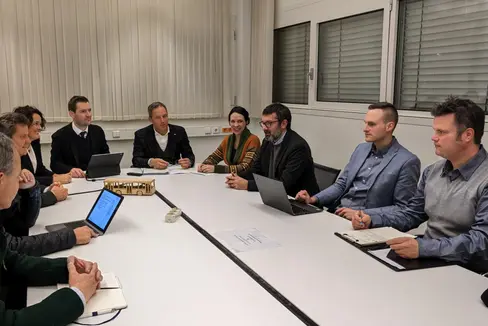Auf weitere Vorgehensweise für die Planung der Bahn geeinigt: Mobilitätsressort, Techniker und Bürgermeister beim Treffen am gestrigen 16. Jänner in Bozen. (Foto: LPA/Mobilitätsressort)