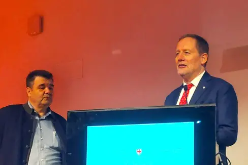 L'assessore provinciale all'Edilizia pubblica Massimo Bessone durante i saluti introduttivi dell'evento formativo che si è tenuto oggi (21 aprile) a Bolzano. Nella foto anche il direttore dell'Ufficio geologia e prova materiali di Cardano Volkmar Mair (Foto: ASP/Igor Cocca)