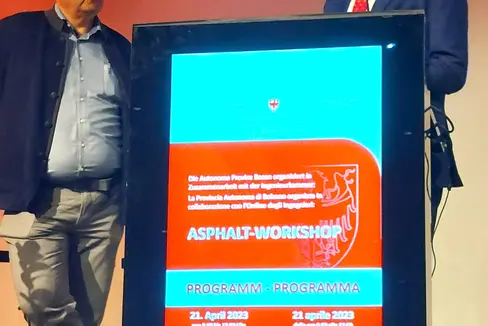 L'assessore provinciale all'Edilizia pubblica Massimo Bessone durante i saluti introduttivi dell'evento formativo che si è tenuto oggi (21 aprile) a Bolzano. Nella foto anche il direttore dell'Ufficio geologia e prova materiali di Cardano Volkmar Mair (Foto: ASP/Igor Cocca)