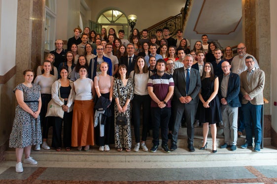 Molti dei tirocinanti estivi hanno ripercorso l'esperienza vissuta nell'Amministrazione provinciale, durante un incontro con il presidente Kompatscher e il direttore generale Steiner (Foto: ASP/F. Brucculeri)