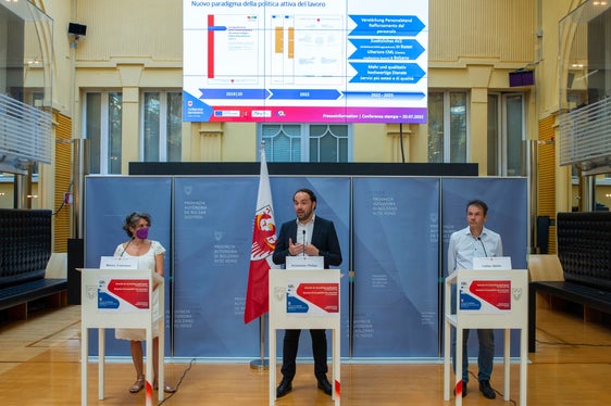 Landesrat Philipp Achammer (Bildmitte) und der für die Abteilung Arbeitsmarktservice zuständige Direktor, Stefan Luther (ganz rechts) sowie die für Arbeitsvermittlung zuständige Amtsdirektorin Francesca Malara bei der heutigen Pressekonferenz im Landhaus 1 in Bozen. (Foto: LPA/Fabio Brucculeri)