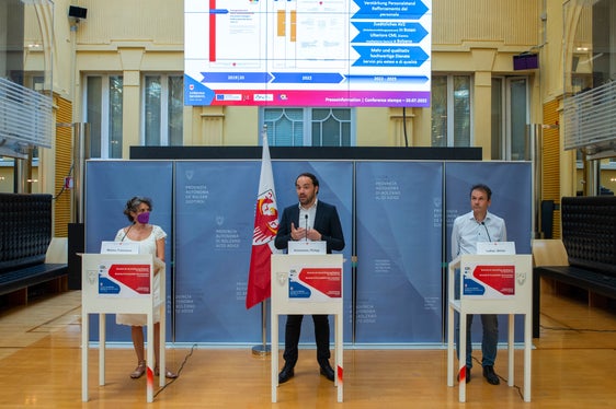 L'assessore Philipp Achammer (al centro), il direttore della Ripartizione Servizio Mercato del lavoro, Stefan Luther (a destra) e la direttrice dell'Ufficio Mediazione al lavoro Francesca Malara nel corso della conferenza stampa di oggi a Palazzo Widmann (Foto: ASP/Fabio Brucculeri)