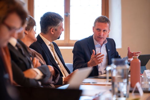 Nach den Waldbränden vom vorigen Jahr gehe es nun darum, die Voraussetzungen für einen wirksamen Waldbrandschutz in Abstimmung mit den Gemeinden und Freiwilligen Feuerwehren weiter zu stärken, damit im Ernstfall schnell gehandelt werden könne, hielt Forstwirtschaftslandesrat Luis Walcher bei der Sitzung auf Schloss Goldrain fest. (Foto: LPA/Fabio Brucculeri)