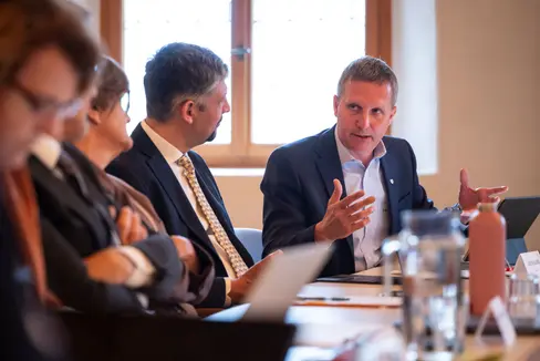 Dopo gli incendi boschivi dello scorso anno, ora si tratta di rafforzare ulteriormente le condizioni per un’efficace prevenzione degli incendi boschivi, in collaborazione con i Comuni e i vigili del fuoco volontari, affinché in caso di emergenza si possa intervenire rapidamente, ha affermato l’assessore provinciale alle Foreste Luis Walcher durante la riunione tenutasi al Castello di Coldrano. (Foto: USP/Fabio Brucculeri)