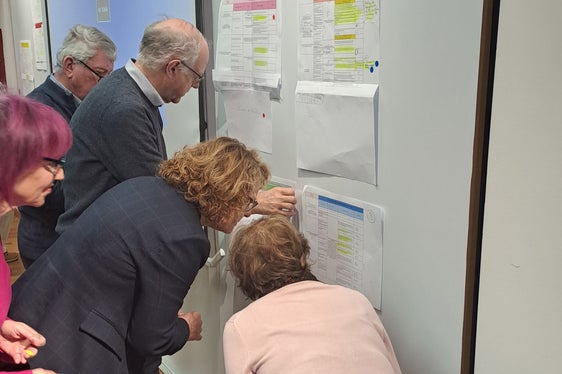 Auch Landesrätin Rosmarie Pamer (gebückt, mit blauem Blazer) brachte sich als Beiratsvorsitzende aktiv in die Klausur ein. Für sie sei es wichtig, über die Beiratsmitglieder Inputs, Ideen und Überlegungen aus dem Territorium zu erhalten. (Foto: LPA/Simone Treibenreif)