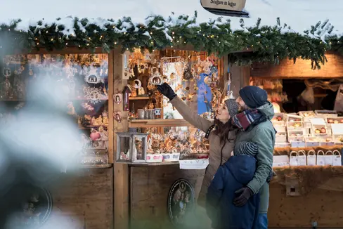 Die beste Lösung um die Südtiroler Christkindlmärkte stressfrei zu erreichen sind Bus und Bahn. (Foto: IDM Alto Adige/Alex Filz)