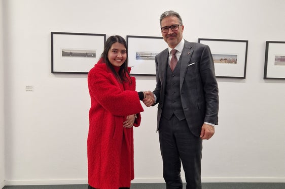 La neoeletta presidente dell'Associazione sh.asus si è presentata durante le visite di insediamento. Nella foto, la nuova presidente Neha Bhati con il presidente della Provincia Arno Kompatscher. (Foto: USP/Katharina Trocker)