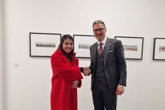 Die neu gewählte Vorsitzende der Südtiroler HochschülerInnenschaft (sh.asus) stellte sich bei Antrittsbesuchen vor. Im Bild die neue Vorsitzende Neha Bhati mit Landeshauptmann Arno Kompatscher. (Foto: LPA/Katharina Trocker)